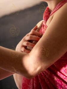 Massage sensuel Metz – Chloé Vex applique l’huile avec délicatesse